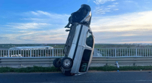 Tekirdağ-Kırklareli Yolunda Akılalmaz Kaza: Araç Dik Şekilde Asılı Kaldı, 2 Yaralı