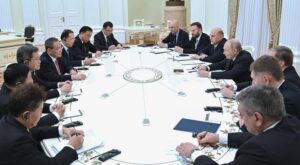 Putin ve Li Qiang Moskova’da Bir Araya Geldi: Stratejik Ortaklıkta Yeni Dönem