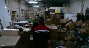İzmir’de Tarihi Geçmiş 30 Ton Gıda Ele Geçirildi: İşletme Mühürlendi