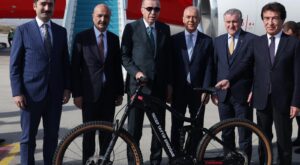 Cumhurbaşkanı Erdoğan’a 60’ıncı Yıl Özel Bisikleti ve Kupası Takdim Edildi