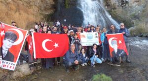 Kars’ta 100 Dağcı Susuz Şelalesi’ne Yürüdü