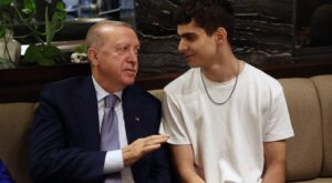 Cumhurbaşkanı Erdoğan, MYK Toplantısı Sonrası Vatandaşlarla Kafede Buluştu
