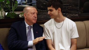 Cumhurbaşkanı Erdoğan, MYK Toplantısı Sonrası Vatandaşlarla Kafede Buluştu