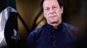 Eski Pakistan Başbakanı İmran Han ve Eşine Yolsuzluk Davasında 17’şer Yıl Hapis Cezası