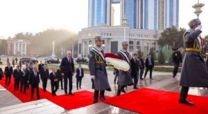 TBMM Başkanı Kurtulmuş, Duşanbe’de İsmail Somoni Anıtı’na Çelenk Bıraktı