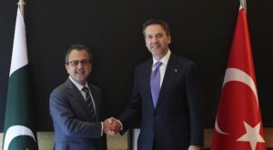 Bakan Bayraktar Pakistanlı Mevkidaşıyla Enerji İş Birliğini Görüştü