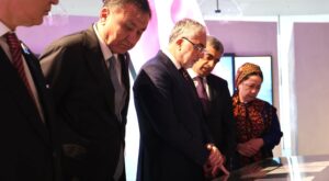 Bakan Işıkhan, Azerbaycan’da Şehitlikleri ve Zafer Müzesi’ni Ziyaret Etti