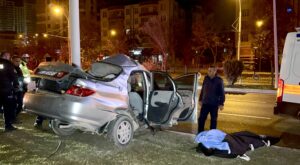 Malatya’da Trambüs Direğine Çarpan Otomobilde 1 Ölü, 1 Ağır Yaralı