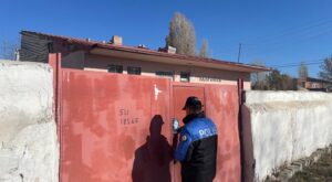 Kars Emniyeti “Sessiz Katil Karbonmonoksit” konulu broşürleri hanelerin kapılarına bıraktı