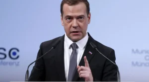 Medvedev’den Trump’a Grönland Tepkisi: “Kurucu Babalar Arasına Girme Peşinde”