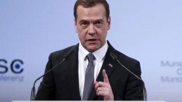 Medvedev’den Trump’a Grönland Tepkisi: “Kurucu Babalar Arasına Girme Peşinde”