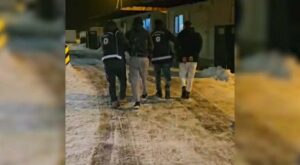 Kars’ta Göçmen Kaçakçılığına Darbe: 2 Düzensiz Göçmen Yakalandı, 1 Şüpheli Tutuklandı