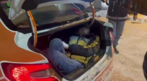 Kars’ta Taksinin Bagajından valiz yerine düzensiz göçmenler çıktı