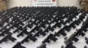 Antalya’da Dev Silah Operasyonu: 393 Ruhsatsız Tabanca Ele Geçirildi