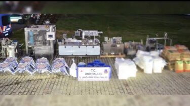 İzmir’de Dev Uyuşturucu Operasyonu: 1 Ton 625 Kilogram Hap Hammaddesi Ele Geçirildi