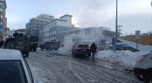 Van’da İzinsiz Eylemlere Müdahale: Sokakları Karıştırmak İsteyen Gruba Geçit Verilmedi