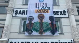 Van’da DEM Partili Belediyelere Pankart Tepkisi: Vatandaşlar Provokatif Olarak Niteledi