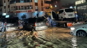 Adana Yüreğir’de Sağanak Felaketi: Devlet Hastanesi Çevresi Sular Altında Kaldı