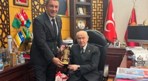 Gökhan Türkeş Öngel’den Devlet Bahçeli’ye Anlamlı Ziyaret: Selçuklu ve Osmanlı Zırhı Hediye Etti