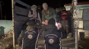 Kars’ta Göçmen Kaçakçılığı Operasyonu: 3 Şüpheli Tutuklandı, 19 Düzensiz Göçmen Yakalandı
