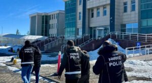 Kars’ta bir iş yerine uyuşturucu operasyonu: 3 Şahıs Tutuklandı