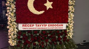 Cumhurbaşkanı Erdoğan’dan Bahçeli’ye 57. Yıl Tebriği: Türk Bayrağı Motifli 57 Gül