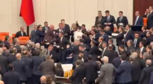 TBMM’de Olaylı Yemin Töreni: Bakanlar Arbede Altında Ant İçti