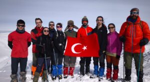 Van Büyükşehir Belediyespor’dan Anlamlı Tırmanış: Deprem Şehitleri Erek Dağı’nda Anıldı