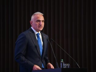 Bakan Ersoy Sanatçı Fuat Başar’ın Sergisini Ziyaret Etti