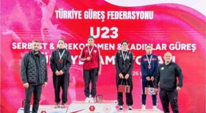 Yalova Üniversitesi Öğrencilerinden Minderde Altı Madalya