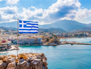 Atina’da Silahlı Saldırı Paniği: 5 Yaralı, 89 Yaşındaki Şüpheli Aranıyor