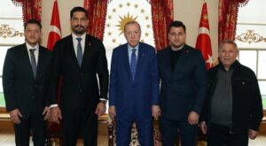 Cumhurbaşkanı Erdoğan, Güreş Federasyonu Başkanı Taha Akgül ve Şampiyon Rıza Kayaalp’i Kabul Etti