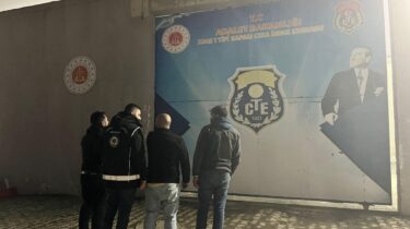 Kars’ta Göçmen Kaçakçılığı Operasyonu: 23 Düzensiz Göçmen Yakalandı, 3 Şüpheli Tutuklandı