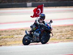 Toprak Razgatlıoğlu İspanya’da Şanssızlık Yaşadı: Milli Sporcu Sprint Yarışında Saf Dışı Kaldı