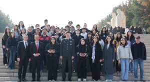 Yürüyen Köşk’ün Çınarından Alınan Emanet Anıtkabir’de Toprakla Buluştu