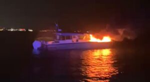 Kadıköy Açıklarında Tekne Yangını: 4 Vatandaş Tahliye Edildi