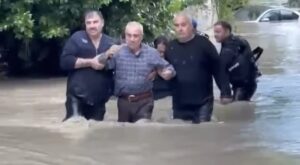 Hatay’da su baskınlarında mahsur kalan vatandaşlar kurtarıldı