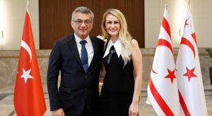 KKTC Cumhurbaşkanı Erhürman Ve Eşi Vatandaşlarla Bayramlaştı: Birlik Ve Beraberlik Mesajları Ön Plana Çıktı
