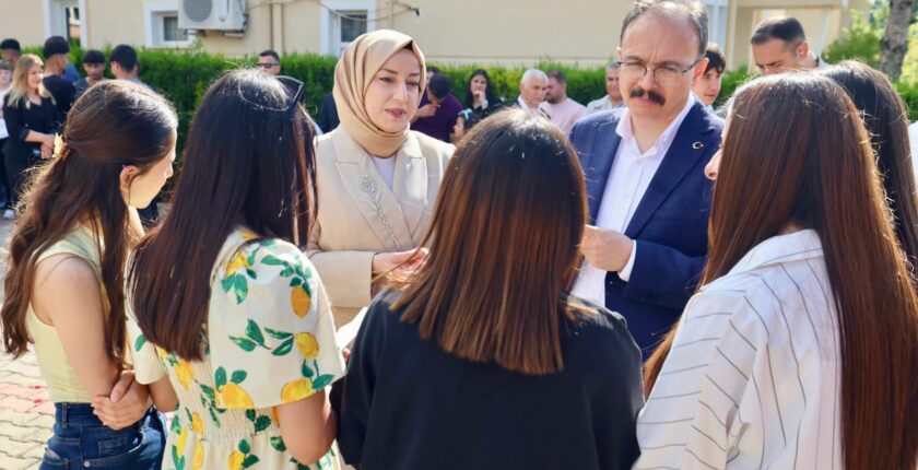 Vali Kızılkaya Bayram Namazı Sonrası Vatandaşlarla Bayramlaştı, Görev Başındaki Personeli Ziyaret Etti