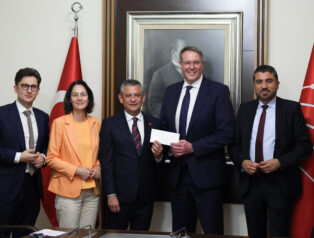 CHP Grup Başkanı Özgür Özel, Almanya Sosyal Demokrat Partisi Heyeti ile TBMM’de Bir Araya Geldi