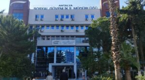 Antalya’da SGK İl Müdürü’nün de Aralarında Bulunduğu 3 Şüpheli Rüşvet Soruşturmasında Tutuklandı