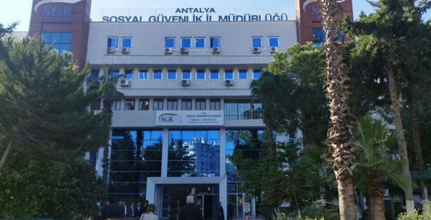 Antalya’da SGK İl Müdürü’nün de Aralarında Bulunduğu 3 Şüpheli Rüşvet Soruşturmasında Tutuklandı
